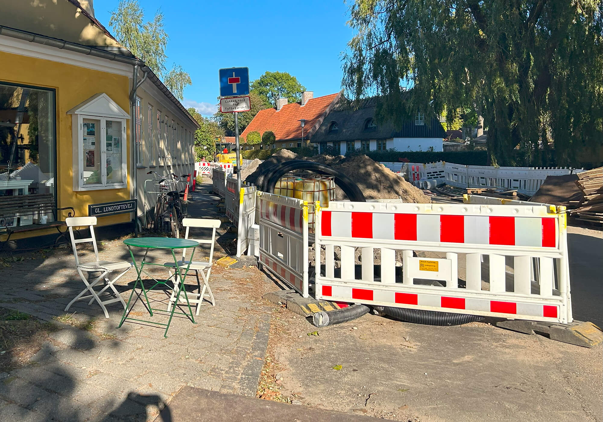 Afspærring i vejkanten ved siden af cafe