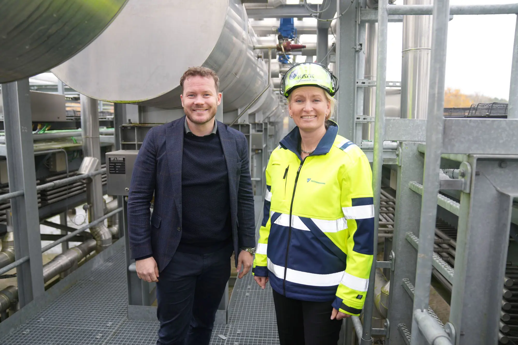 Furesøs borgmester Nicolai Bechfeldt og Områdechef Bjørk Paamand Olsen fra Vestforbrænding på varmepumpeanlæg i Farremosen