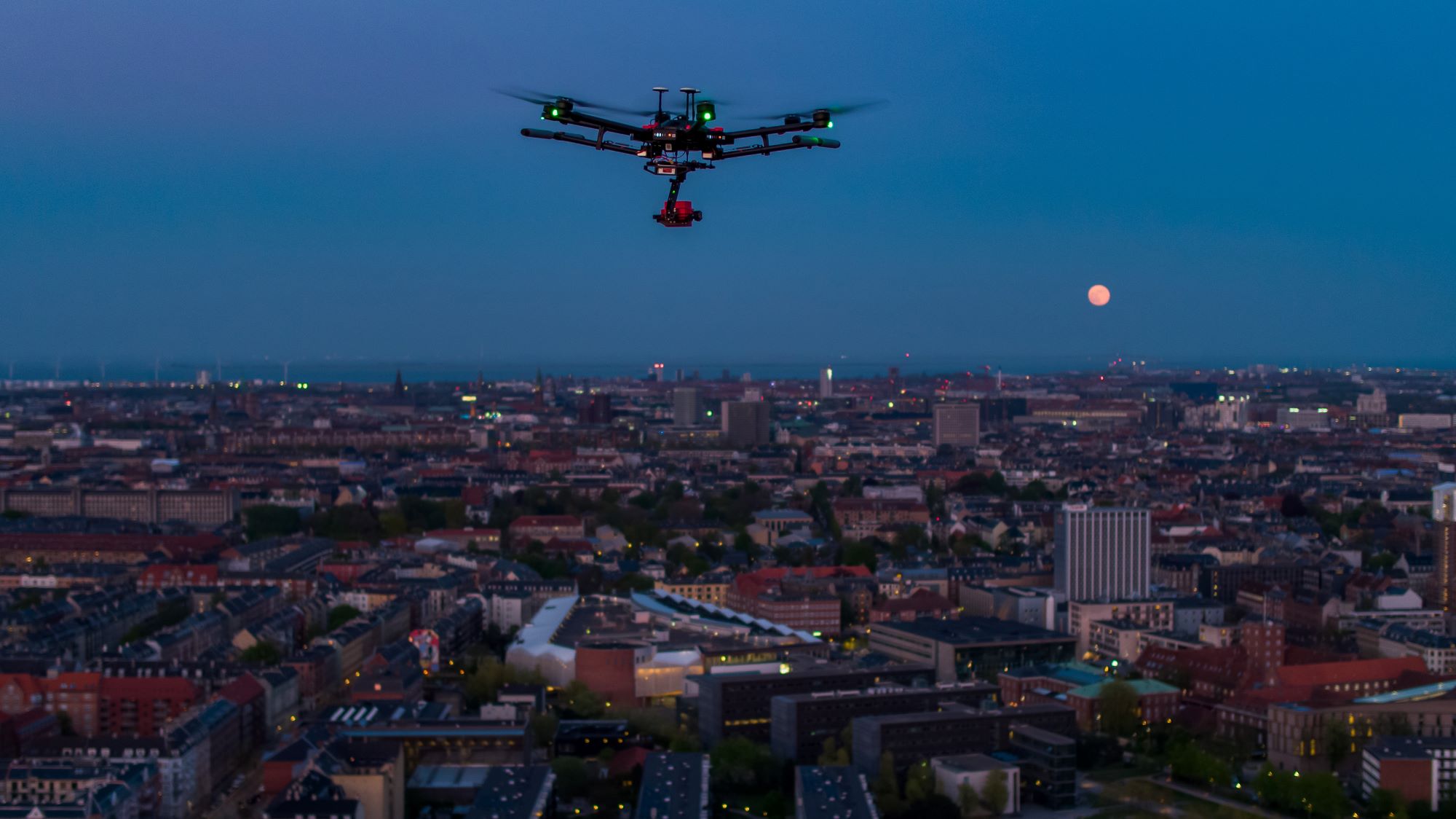 Drone hænger over by for at tjekke fjernvarme, Fotorettighed Dronesystems