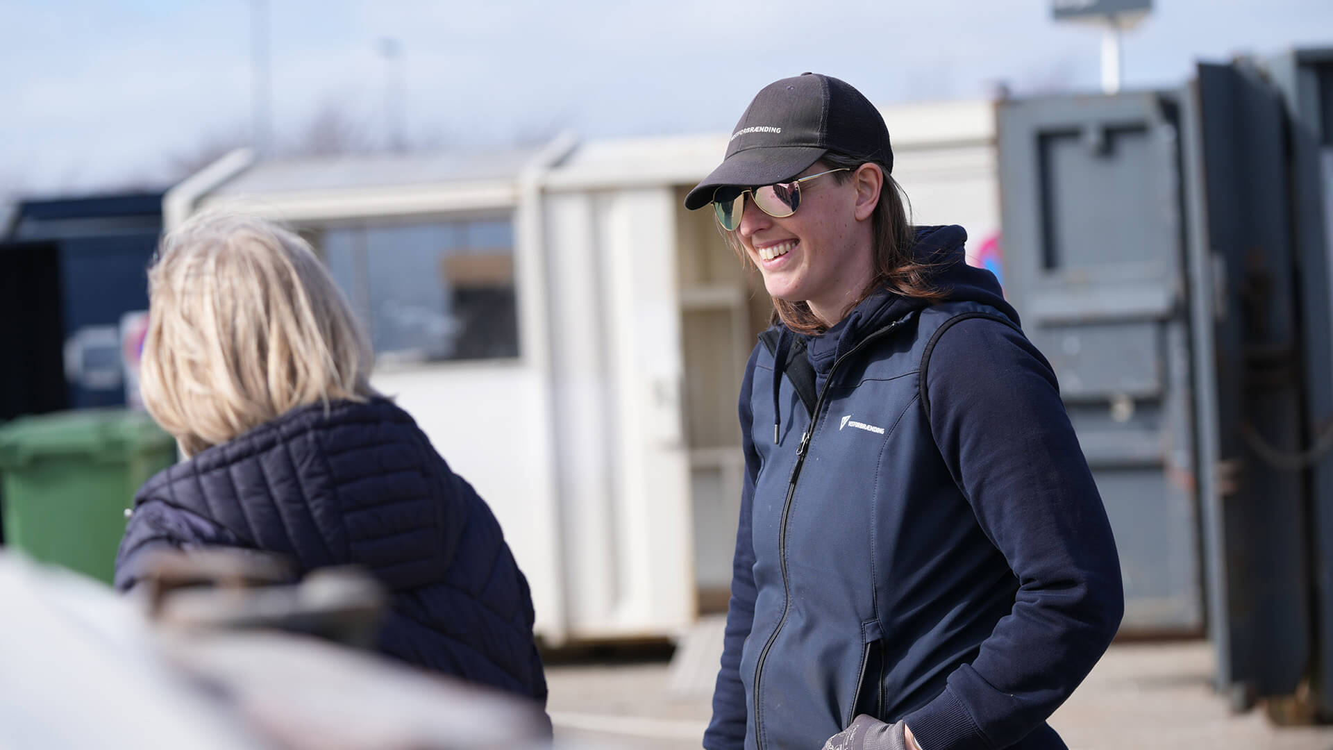 Medarbejder I Dialog Med Borger På Genbrugsstation