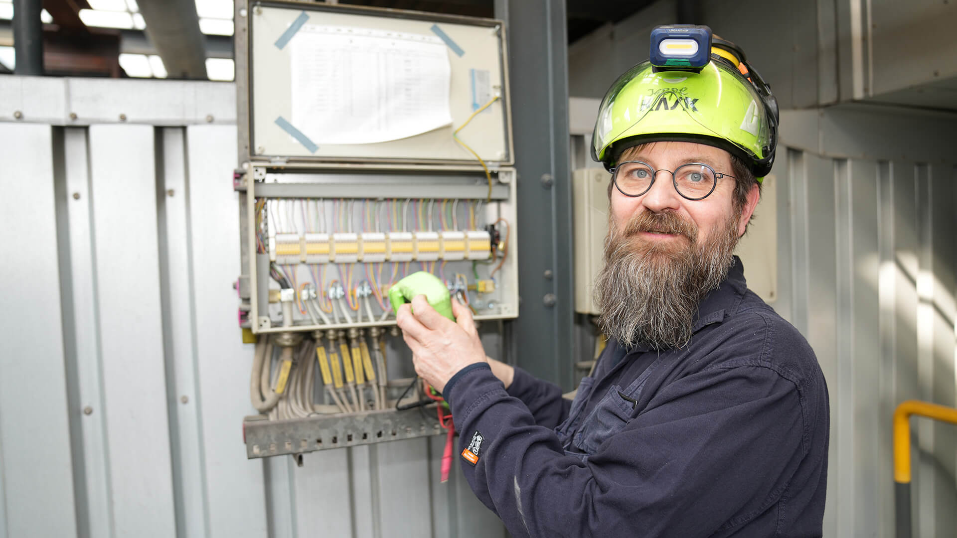 Jeppe Herborg Christensen foran eltavle