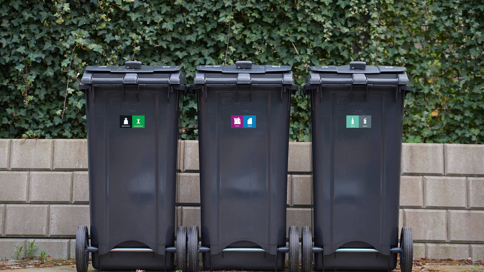 Tre affaldsspande på række