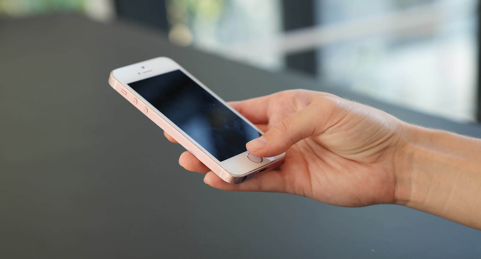 Person med telefon, scanner touchid