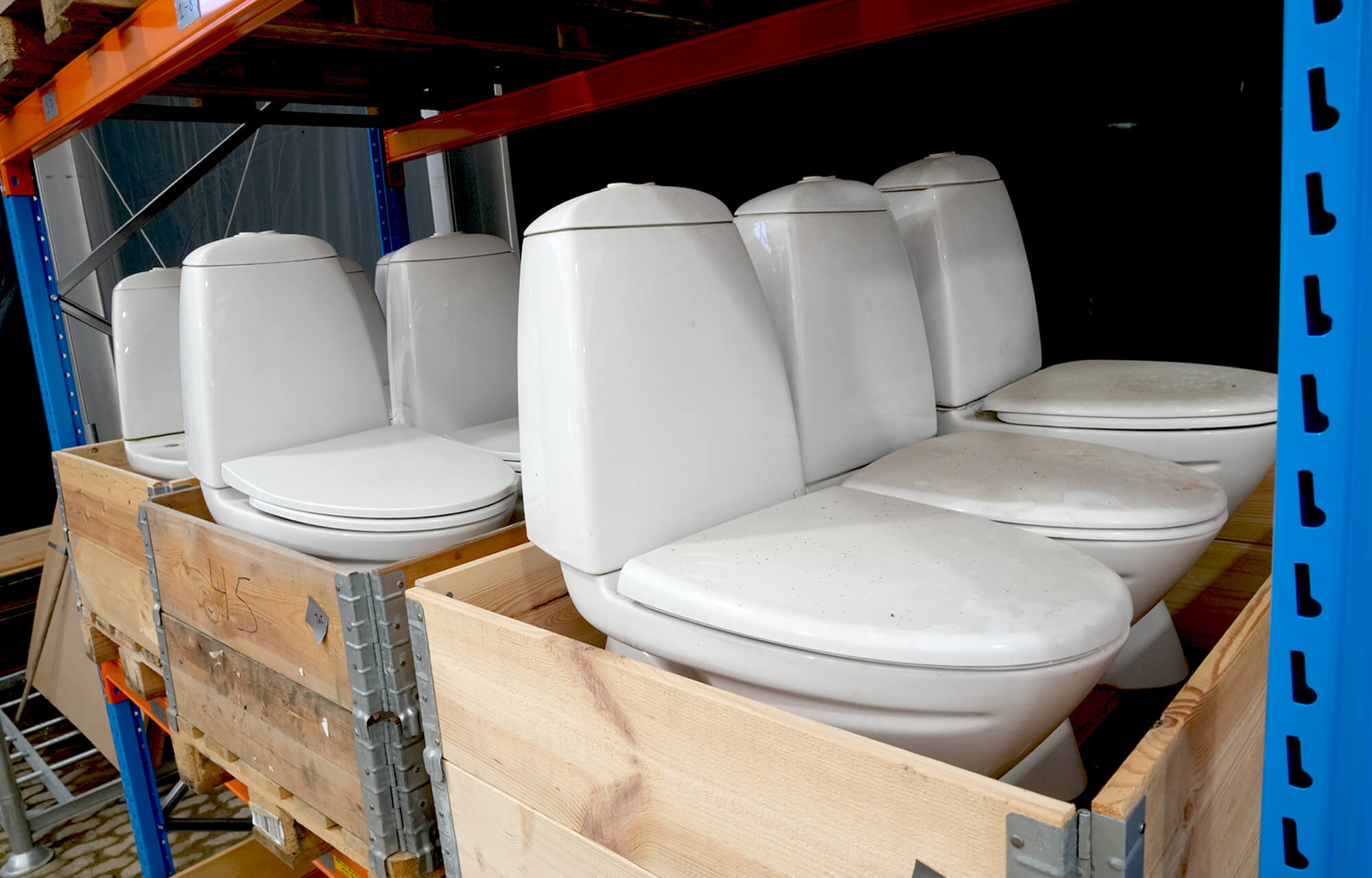 Toiletter i palleramme, på genbrugslageret i Høje Taastrup