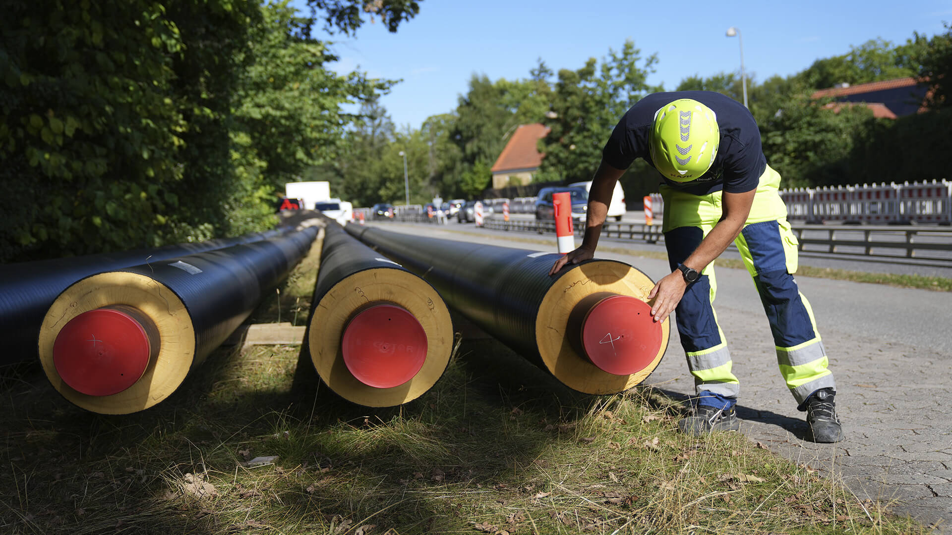 Fjernvarmerør Sommer Afspærret Mand Med Hjelm