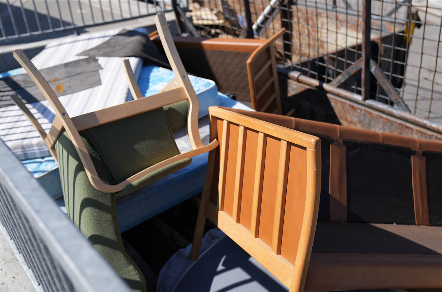 Polstrede møbler i container på genbrugsstation