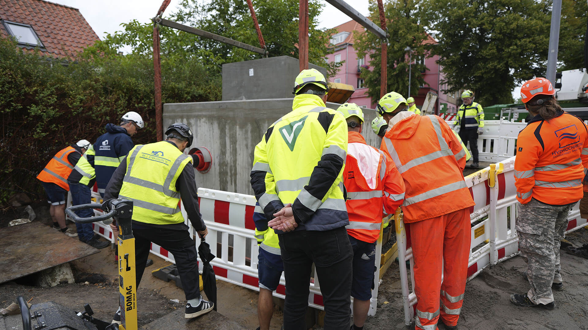 Shuntstation løftes i jorden i Lyngby