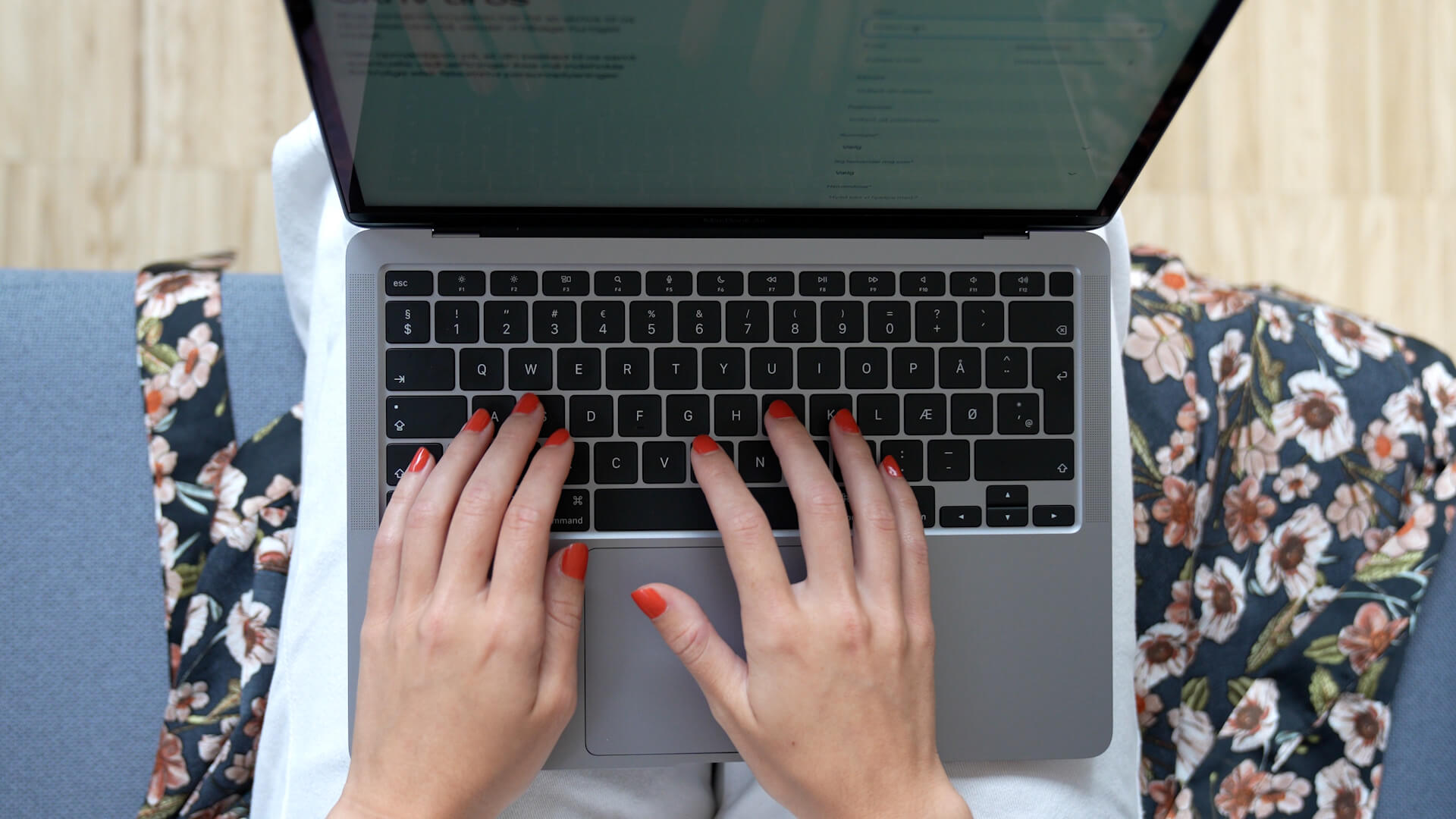 Kvinde skriver på en laptop
