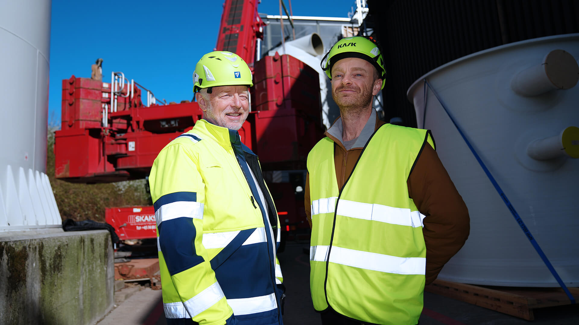 Jørgen Peter Jensen (tv) og Christoffer Bogh scrubber Installeres