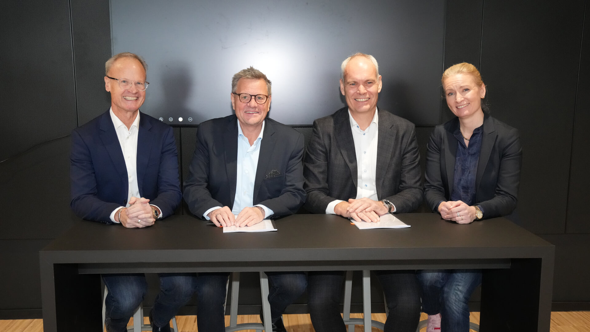 Fra venstre Michael Ib Thomsen, Direktør, Forsyning, NCC Infrastructure, Flemming Frans Aarup, Direktør, NCC Infrastructure, Steen Neuchs Vedel, direktør, Vestforbrænding og Bjørk Paamand Olsen, områdechef Grøn Varmeforsyning, Vestforbrænding