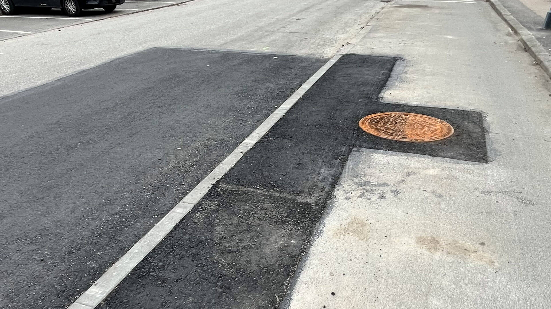 Midlertidig asfalt på en vej uden biler