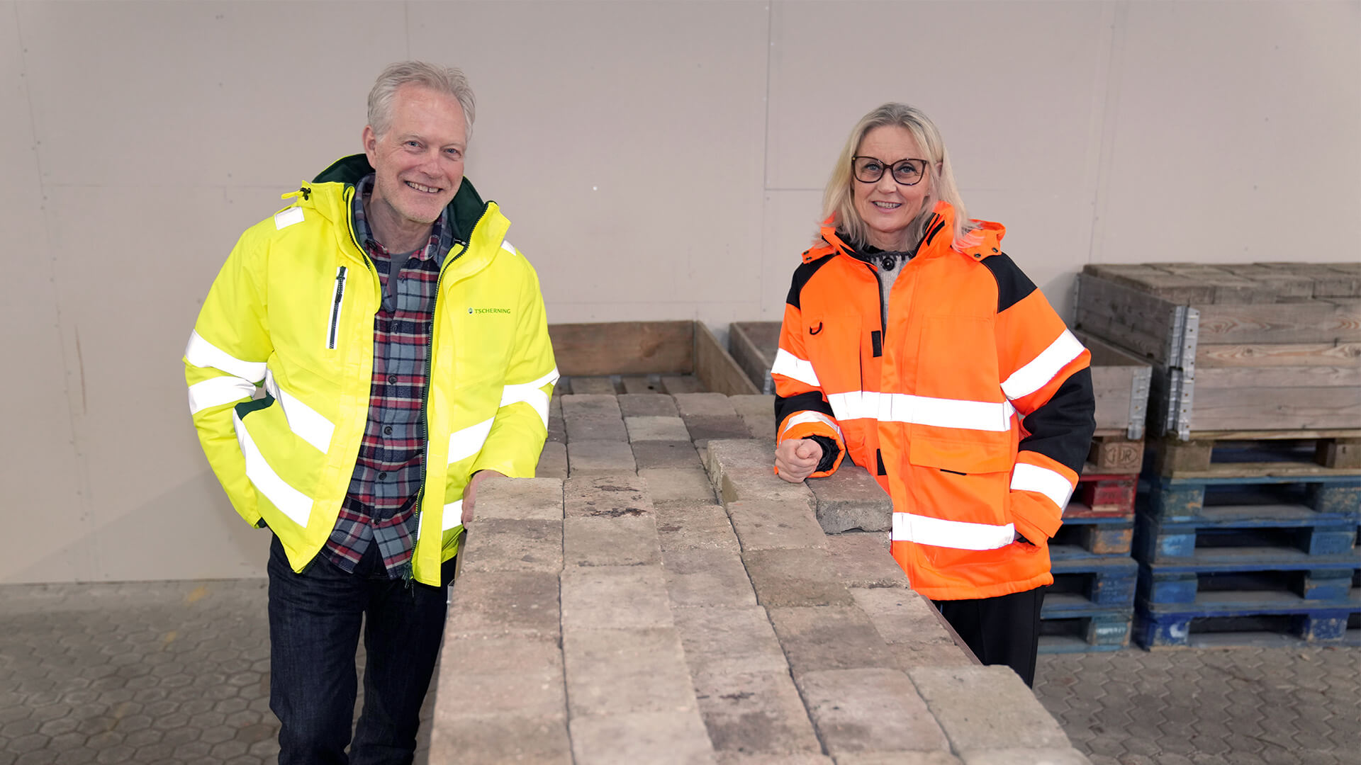 Administrerende Direktør Søren Tscherning Fra Tscherning (Tv) Og Yvonne Amskov Områdechef For Genbrug Og Genanvendelse Hos Vestforbrænding