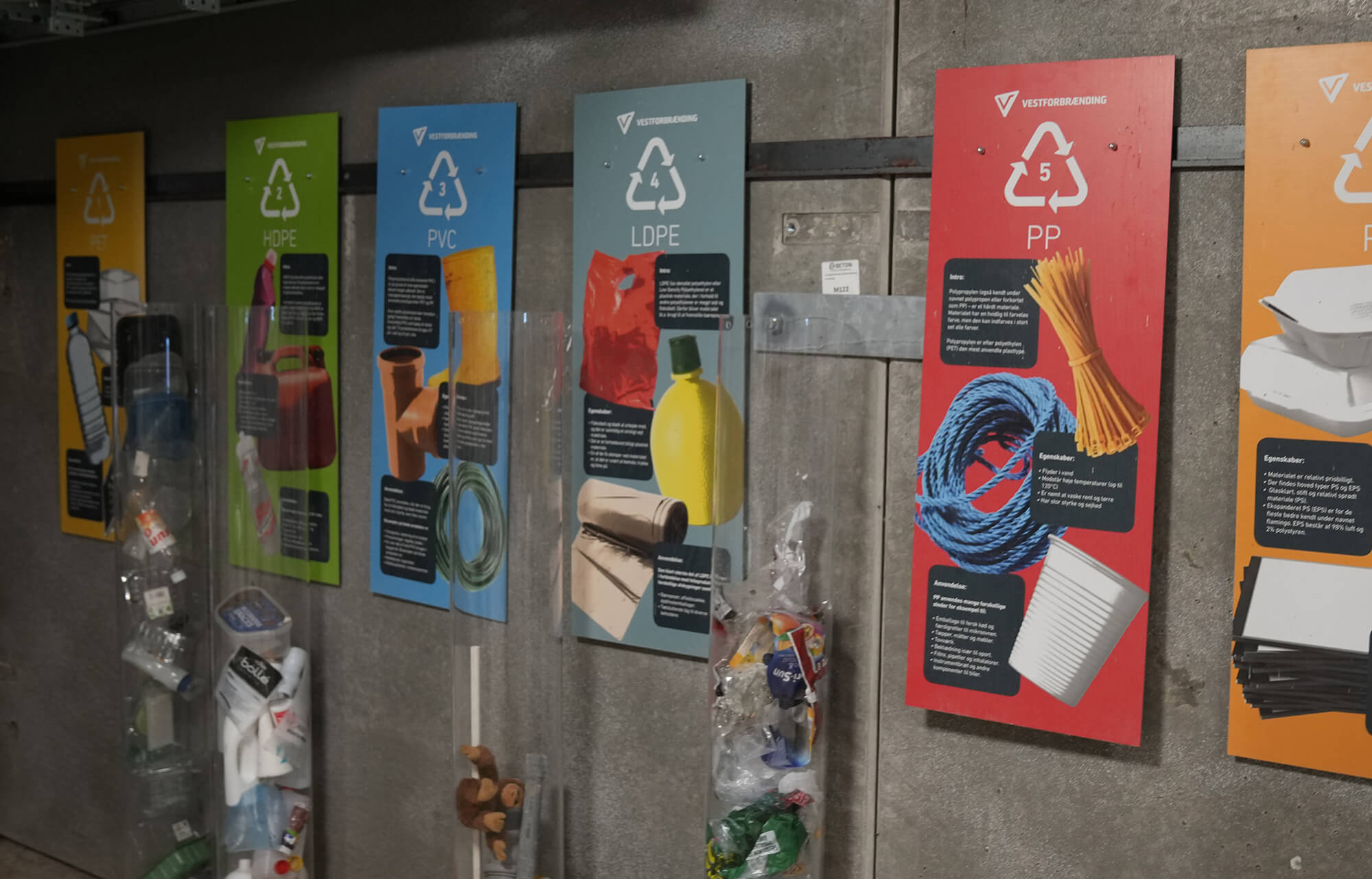 Forskellige plasttyper på genbrugsstation