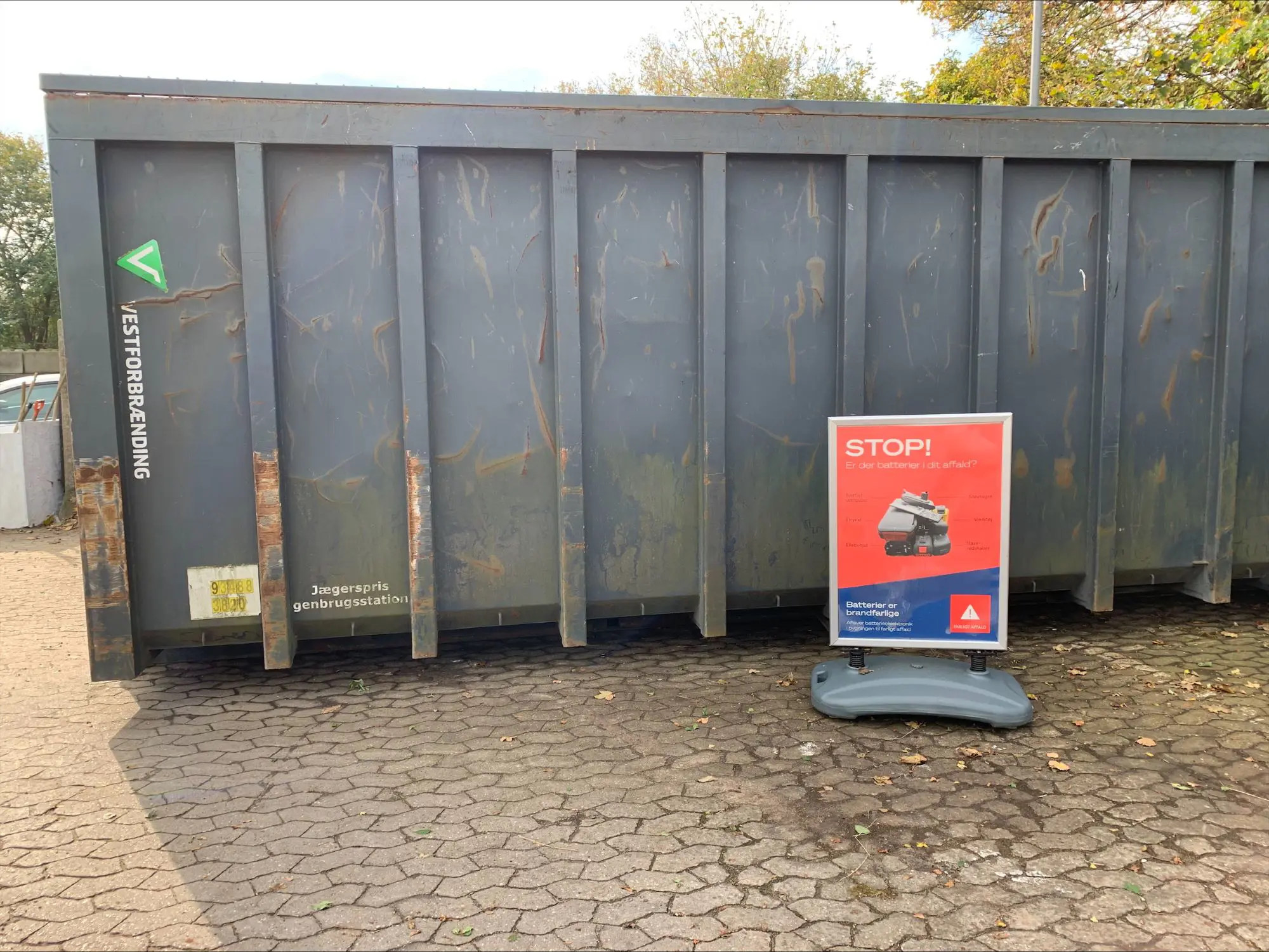 Plakat om sortering af affald med batterier på genbrugsstationen