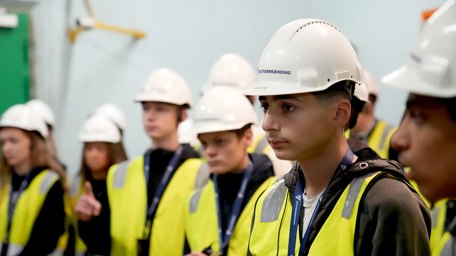 Sammen Om Energien Rundtur Dreng lytter i en stor gruppe