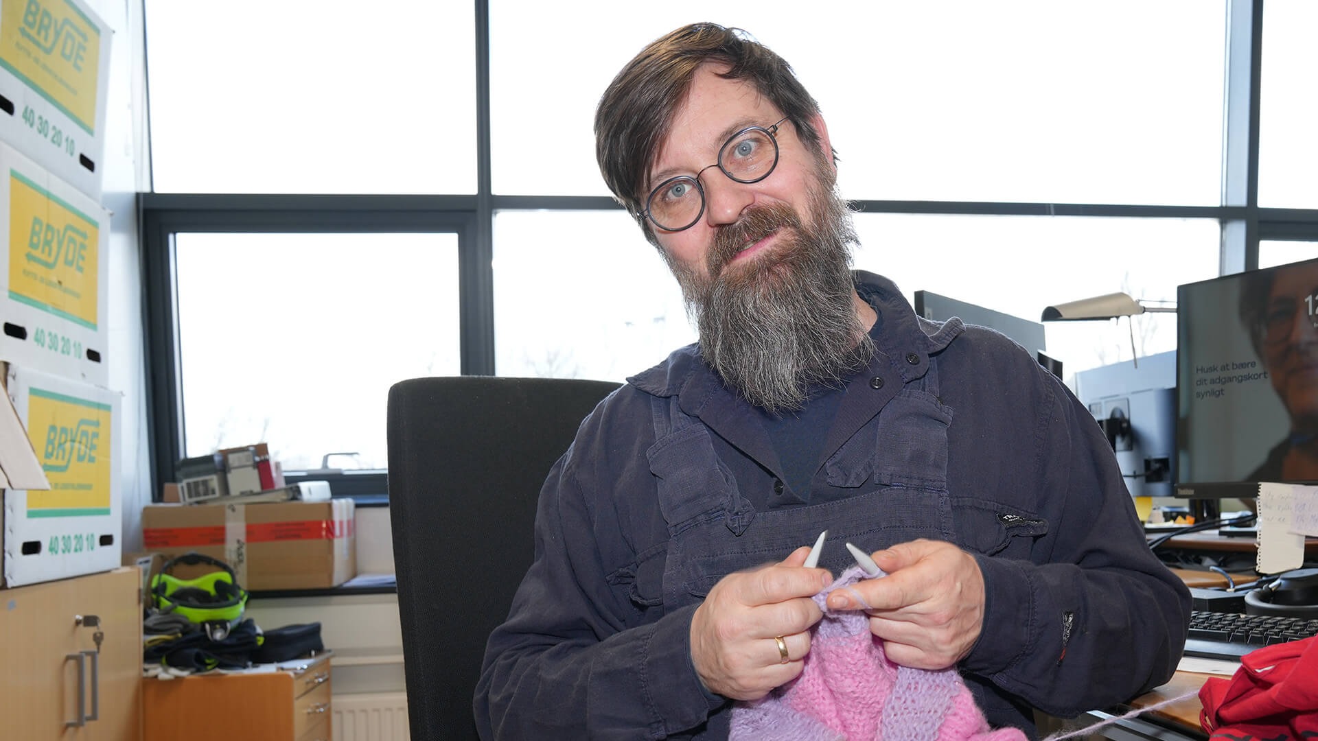 Jeppe Herborg Christensen med strikketøj
