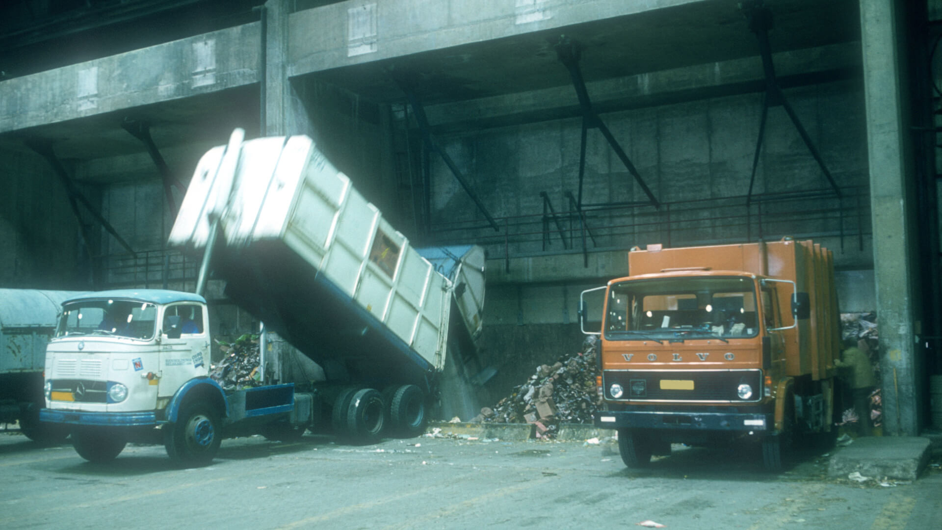 Lastbiler aflæsser affald i siloen